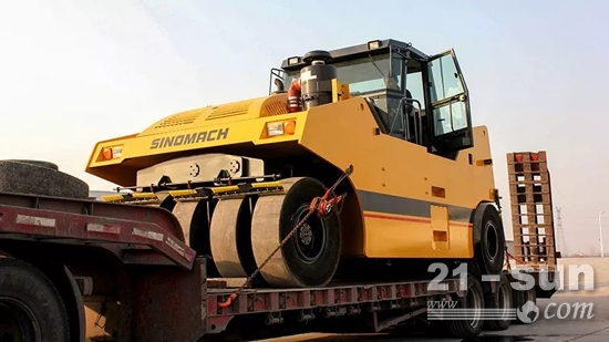 踐行“一帶一路” 國機重工大噸位壓路機發車非(圖1)
